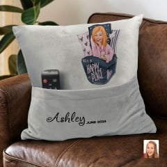 BK Gift Kişiye Özel Kadın Karikatür Tasarımlı Organizer Kumanda ve Atıştırmalık Cepli Gri Kırlent Yastık-101 Arkadaşa Hediye, Cepli Yastık