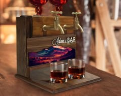 BK Gift Kişiye Özel Kabartma İsimli ve Tarihli Çift Musluklu Doğal Ahşap İçki Standı-12, İçki Standı, Doğum Günü Hediyesi, Ev Hediyesi