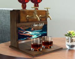 BK Gift Kişiye Özel Kabartma İsimli ve Tarihli Çift Musluklu Doğal Ahşap İçki Standı-15, İçki Standı, Doğum Günü Hediyesi, Ev Hediyesi