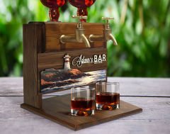 BK Gift Kişiye Özel Kabartma İsimli ve Tarihli Çift Musluklu Doğal Ahşap İçki Standı-16, İçki Standı, Doğum Günü Hediyesi, Ev Hediyesi