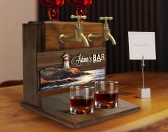 BK Gift Kişiye Özel Kabartma İsimli ve Tarihli Çift Musluklu Doğal Ahşap İçki Standı-16, İçki Standı, Doğum Günü Hediyesi, Ev Hediyesi