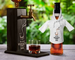 BK Gift Kişiye Özel Kabartma İsimli Musluklu Doğal Ahşap İçki Standı ve Beyaz İçki Şişesi Tişörtü Hediye Seti, Home Bar, Viski Çeşmesi, Ahşap İçecek Çeşmesi-9