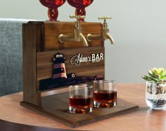 BK Gift Kişiye Özel Kabartma İsimli ve Tarihli Çift Musluklu Doğal Ahşap İçki Standı-17, İçki Standı, Doğum Günü Hediyesi, Ev Hediyesi