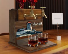 BK Gift Kişiye Özel Kabartma İsimli ve Tarihli Çift Musluklu Doğal Ahşap İçki Standı-19, İçki Standı, Doğum Günü Hediyesi, Ev Hediyesi