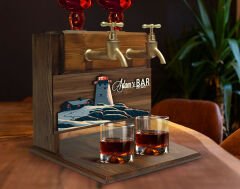 BK Gift Kişiye Özel Kabartma İsimli ve Tarihli Çift Musluklu Doğal Ahşap İçki Standı-19, İçki Standı, Doğum Günü Hediyesi, Ev Hediyesi