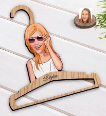 Kişiye Özel Kadın Karikatürlü Standart Boy Ahşap Elbise Askısı-18