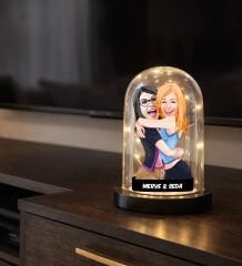BK Gift Kişiye Özel Kız Kardeşler Karikatürlü Led Işıklı Cam Fanus Biblo -1, Kız Kardeşe Hediye, Doğum Günü Hediyesi