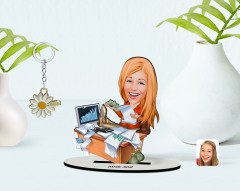 Kişiye Özel Kadın Bankacı Karikatürlü 3D Ahşap Biblo ve İsimli Gold Papatya Anahtarlık-1