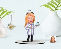 Kişiye Özel Kadın Diş Hekimi Karikatürlü 3D Ahşap Biblo ve İsimli Gold Papatya Anahtarlık-1