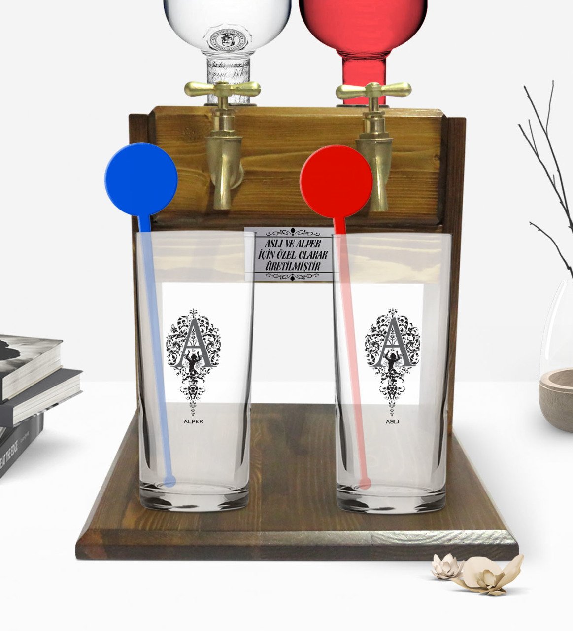Kişiye Özel Renkli Baskılı Kaligrafi Harfli İkili Vodka Bardağı ve Çift Musluklu Doğal Ahşap Vodka Standı-2