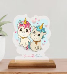 BK Gift Kişiye Özel İsimli Sevimli Çiftler Tasarımlı Ahşap Standlı Pleksi Biblo-1
