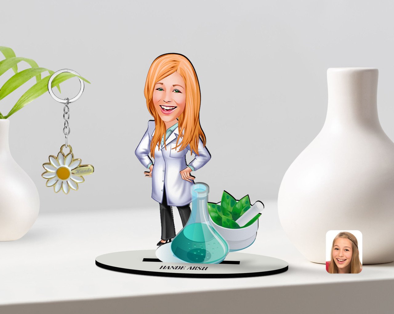 Kişiye Özel Kadın Eczacı Karikatürlü 3D Ahşap Biblo ve İsimli Gold Papatya Anahtarlık-1
