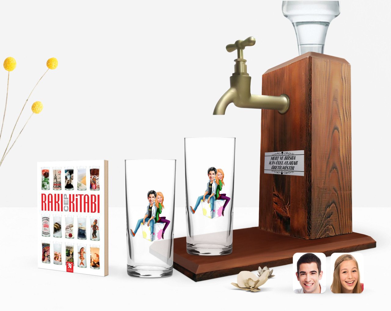Kişiye Özel Renkli Baskılı Sevgililer Karikatürlü İkili Rakı Bardağı Ahşap Rakı Standı ve Cep Kitabı Hediye Seti-35