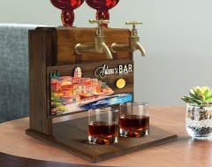 BK Gift Kişiye Özel Kabartma İsimli ve Tarihli Çift Musluklu Doğal Ahşap İçki Standı-34, İçki Standı, Doğum Günü Hediyesi, Ev Hediyesi