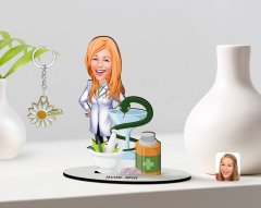 Kişiye Özel Kadın Eczacı Karikatürlü 3D Ahşap Biblo ve İsimli Gold Papatya Anahtarlık-2
