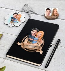 Kişiye Özel Yılın En Mükemmel Çifti Karikatürlü Siyah Defter Kalem ve Anahtarlık Hediye Seti-14