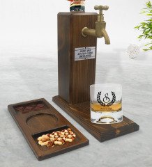 Kişiye Özel Çelenk Baş Harfli İsimli Tasarımlı Viski Bardağı & Musluklu Doğal Ahşap İçki Standı & Masif Ahşap Dikdörtgen Sunum Tabağı Çerezlik Hediye Seti-3