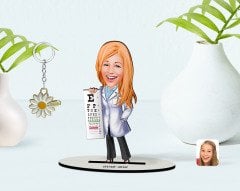 Kişiye Özel Kadın Göz Doktoru Karikatürlü 3D Ahşap Biblo ve İsimli Gold Papatya Anahtarlık