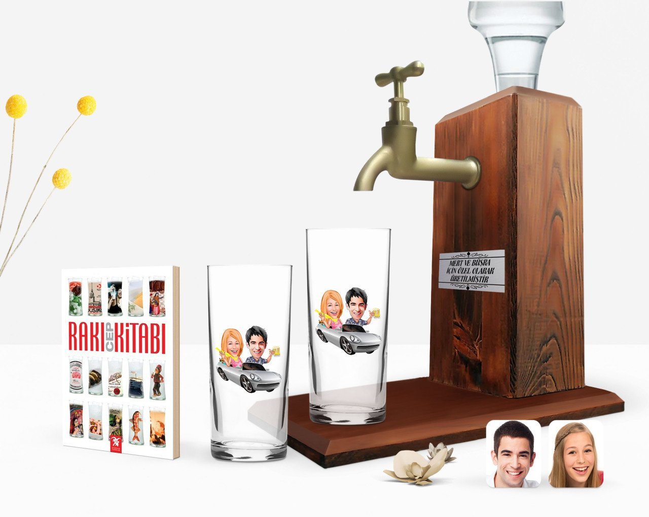 Kişiye Özel Renkli Baskılı Sevgililer Karikatürlü İkili Rakı Bardağı Ahşap Rakı Standı ve Cep Kitabı Hediye Seti-53