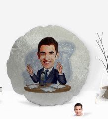 Kişiye Özel Erkek Spiker Karikatürlü Yuvarlak Dekoratif Kırlent Yastık-1