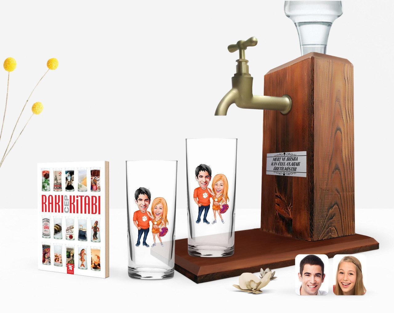 Kişiye Özel Renkli Baskılı Sevgililer Karikatürlü İkili Rakı Bardağı Ahşap Rakı Standı ve Cep Kitabı Hediye Seti-54