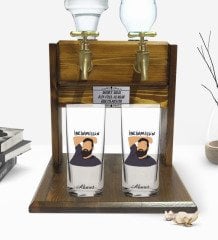 Kişiye Özel Renkli Baskılı İncinmişşin Dedi Tasarımlı İkili Rakı Bardağı ve Çift Musluklu Doğal Ahşap Rakı Standı-1