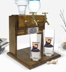 Kişiye Özel Renkli Baskılı İncinmişşin Dedi Tasarımlı İkili Rakı Bardağı ve Çift Musluklu Doğal Ahşap Rakı Standı-1