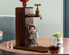 BK Gift Kişiye Özel Balıkçı Karikatürlü Musluklu Ahşap Viski Standı-1, Viski Çeşmesi, Doğum Günü Hediyesi, İçecek Dispenseri