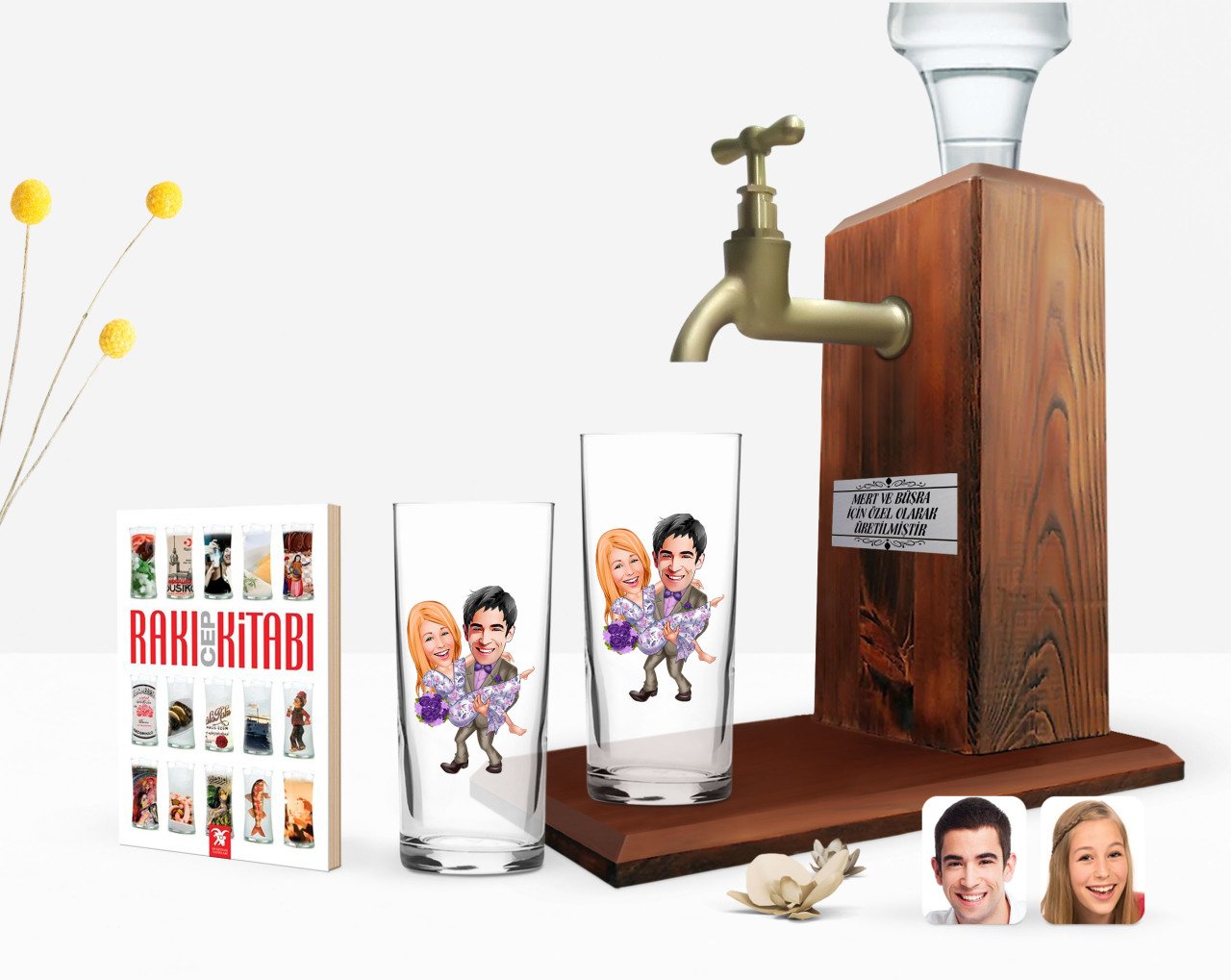 Kişiye Özel Renkli Baskılı Sevgililer Karikatürlü İkili Rakı Bardağı Ahşap Rakı Standı ve Cep Kitabı Hediye Seti-56
