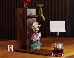BK Gift Kişiye Özel Balıkçı Karikatürlü Musluklu Ahşap Viski Standı-3, Viski Çeşmesi, Doğum Günü Hediyesi, İçecek Dispenseri