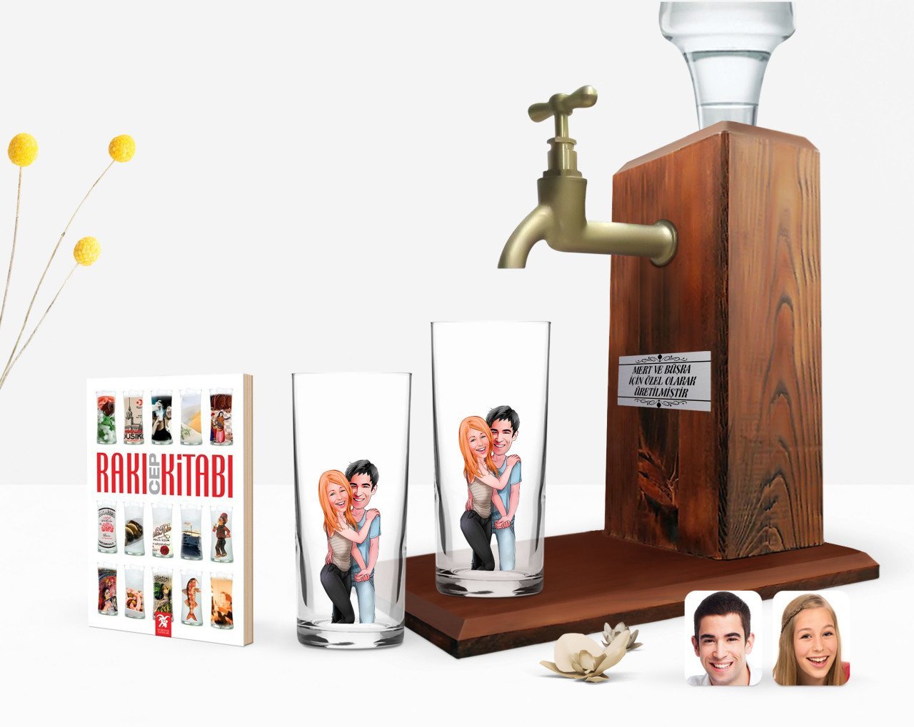 Kişiye Özel Renkli Baskılı Sevgililer Karikatürlü İkili Rakı Bardağı Ahşap Rakı Standı ve Cep Kitabı Hediye Seti-85