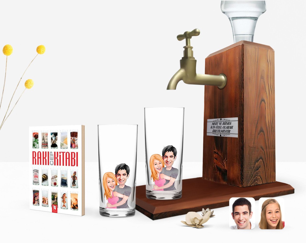 Kişiye Özel Renkli Baskılı Sevgililer Karikatürlü İkili Rakı Bardağı Ahşap Rakı Standı ve Cep Kitabı Hediye Seti-86