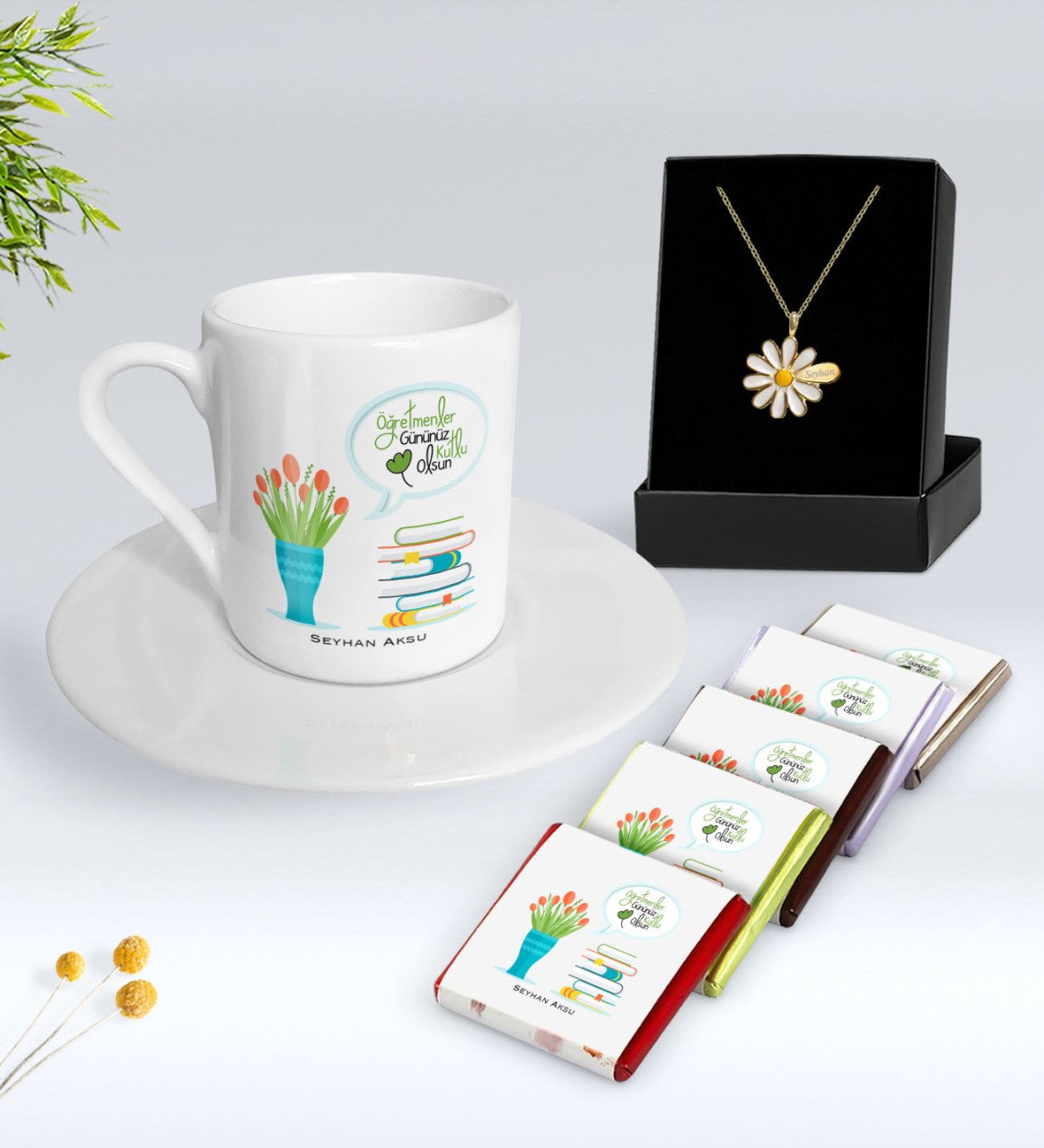 Kişiye Özel Öğretmenler Günümüz Kutlu Olsun Türk Kahvesi Fincanı Çikolata ve İsimli Papatya Kolye Hediye Seti-3