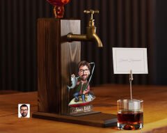 BK Gift Kişiye Özel Balıkçı Karikatürlü Musluklu Ahşap Viski Standı-7, Viski Çeşmesi, Doğum Günü Hediyesi, İçecek Dispenseri