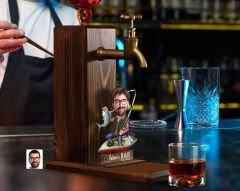 BK Gift Kişiye Özel Balıkçı Karikatürlü Musluklu Ahşap Viski Standı-7, Viski Çeşmesi, Doğum Günü Hediyesi, İçecek Dispenseri