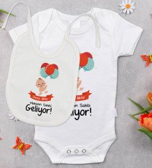 BK Kids Kişiye Özel Mekanın Sahibi Geliyor Tasarımlı Bebek Body Zıbın ve Mama Önlüğü Hediye Seti - Model 1