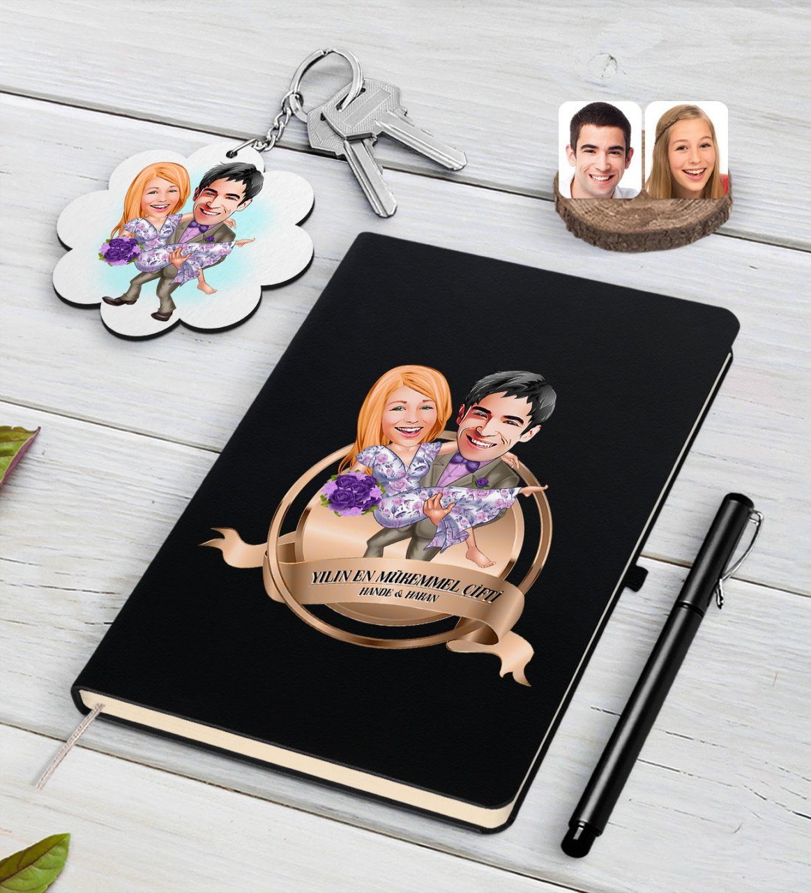 Kişiye Özel Yılın En Mükemmel Çifti Karikatürlü Siyah Defter Kalem ve Anahtarlık Hediye Seti-56