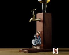 BK Gift Kişiye Özel Motorcu Karikatürlü Musluklu Ahşap Viski Standı-4, Viski Çeşmesi, Doğum Günü Hediyesi, İçecek Dispenseri