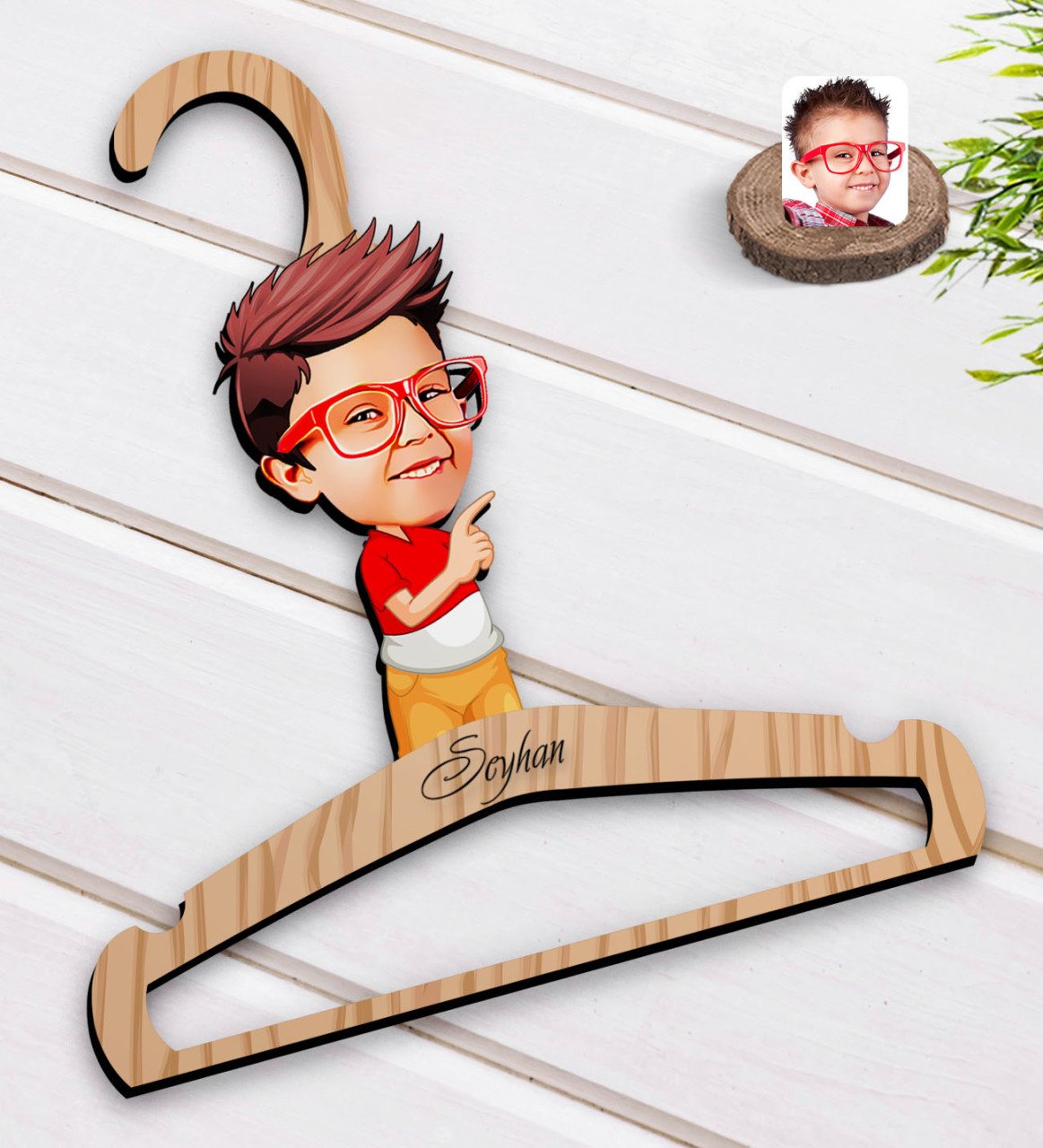 Kişiye Özel Erkek Çocuk Karikatürlü Standart Boy Ahşap Elbise Askısı-1
