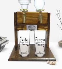 Kişiye Özel Renkli Baskılı Rakı İçme Dedi Kadın Tasarımlı İkili Rakı Bardağı ve Çift Musluklu Doğal Ahşap Rakı Standı-1