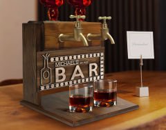 BK Gift Kişiye Özel Kabartma İsimli ve Tarihli Çift Musluklu Doğal Ahşap İçki Standı-14, İçki Standı, Doğum Günü Hediyesi, Ev Hediyesi