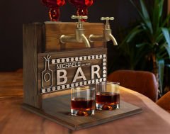 BK Gift Kişiye Özel Kabartma İsimli ve Tarihli Çift Musluklu Doğal Ahşap İçki Standı-14, İçki Standı, Doğum Günü Hediyesi, Ev Hediyesi