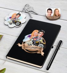 Kişiye Özel Yılın En Mükemmel Çifti Karikatürlü Siyah Defter Kalem ve Anahtarlık Hediye Seti-73