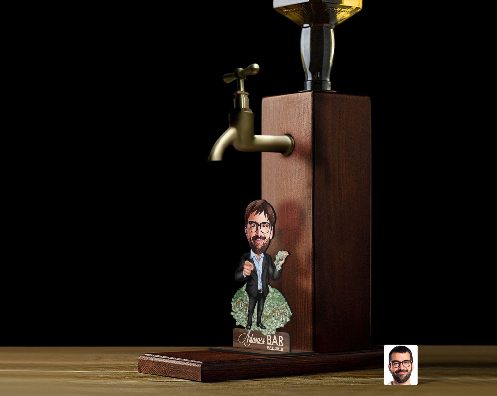 BK Gift Kişiye Özel Patron Baba Karikatürlü Musluklu Ahşap Viski Standı-5, Viski Çeşmesi, Doğum Günü Hediyesi, İçecek Dispenseri