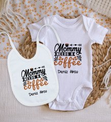 BK Kids Kişiye Özel Mommy Needs A Coffee Tasarımlı Bebek Body Zıbın ve Mama Önlüğü Hediye Seti - Model 1