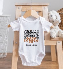 BK Kids Kişiye Özel Mommy Needs A Coffee Tasarımlı Bebek Body Zıbın ve Mama Önlüğü Hediye Seti - Model 1