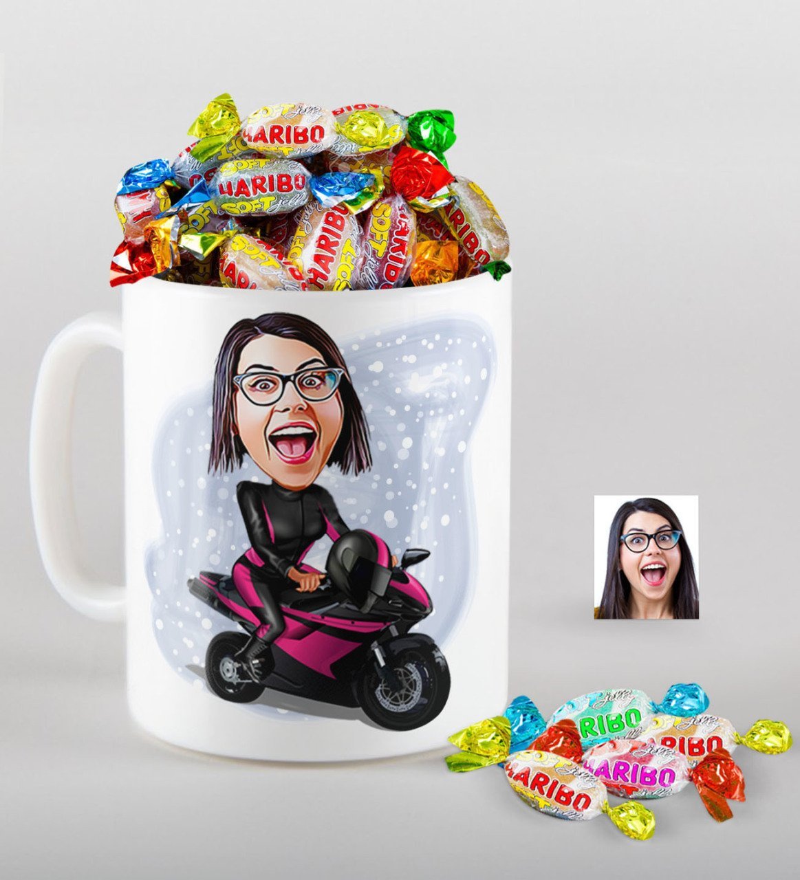 Kişiye Özel Bayan Motorcu Kadın Karikatürlü Kupa ve Haribo Fruitbons Şeker Hediye Seti