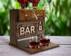 BK Gift Kişiye Özel Kabartma İsimli ve Tarihli Çift Musluklu Doğal Ahşap İçki Standı-26, İçki Standı, Doğum Günü Hediyesi, Ev Hediyesi