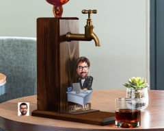 BK Gift Kişiye Özel Patron Baba Karikatürlü Musluklu Ahşap Viski Standı-12, Viski Çeşmesi, Doğum Günü Hediyesi, İçecek Dispenseri