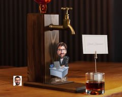 BK Gift Kişiye Özel Patron Baba Karikatürlü Musluklu Ahşap Viski Standı-12, Viski Çeşmesi, Doğum Günü Hediyesi, İçecek Dispenseri